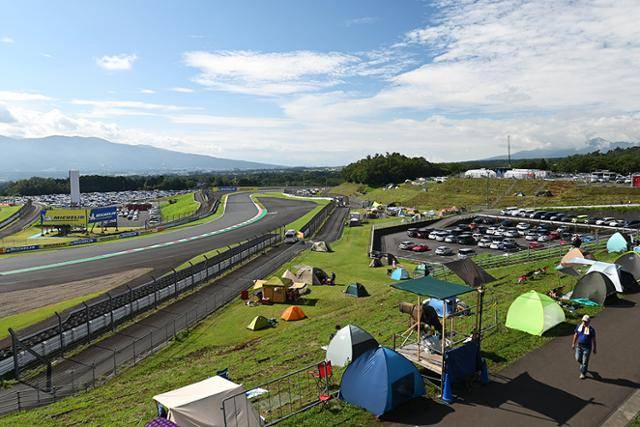후지 스피드웨이의 곳곳에는 텐트를 치고 경기를 기다리는 팬들이 많았다.