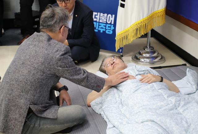 15일 오전 서울 여의도 국회 당대표실을 찾은 민주당 조응천 의원이 단식 16일째인 이재명 더불어민주당 대표를 방문했다. 이한호 기자