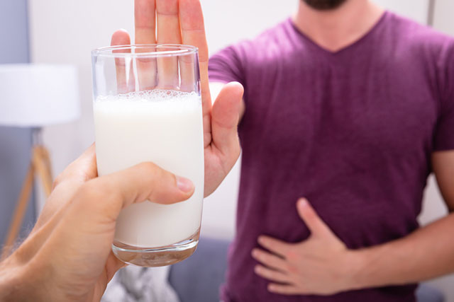 우유엔 위산 분비를 촉진하는 성분이 들어 있어 빈속에 먹으면 속이 쓰릴 수 있다./사진=클립아트코리아