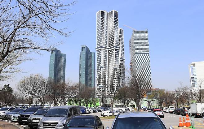 서울 성동구 성수동 고가 주택들의 모습. 왼쪽부터 갤러리아포레, 아크로서울포레스트. 한경DB