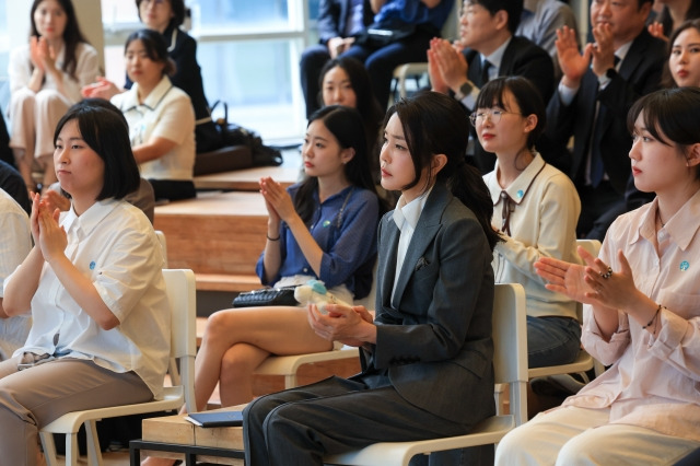 윤석열 대통령 부인 김건희 여사가 15일 서울 중구 커뮤니티하우스 마실에서 열린 '괜찮아, 걱정마' 마음건강을 위한 대화에서 참석자들의 발언을 경청하고 있다. 대통령실 제공