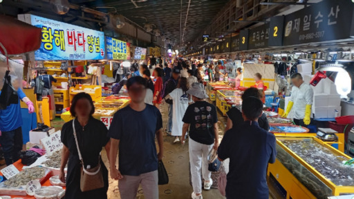 16일 인천 남동구 소래포구 어시장. 소래포구 축제를 즐기러 온 인파로 발 디딜 틈이 없다. 홍승주기자