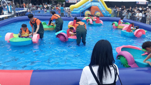 소래포구 축제에 마련된 대하잡이 체험 공간. 홍승주기자