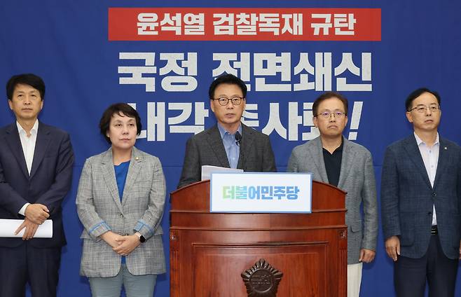 이재명 더불어민주당 대표 단식 17일차인 16일 저녁 박광온 원내대표가 국회에서 비상 의원총회 결의문을 발표하고 있다. [연합]