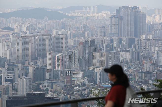 [서울=뉴시스] 권창회 기자 = 21일 오후 서울 남산에서 바라본 아파트 단지 모습. 이날 부동산R114에 따르면 7월 서울 아파트 매매가격은 0.01% 오르면서 지난해 5월(0.09%) 이후 14개월 만에 상승 전환됐다. 2023.08.21. kch0523@newsis.com