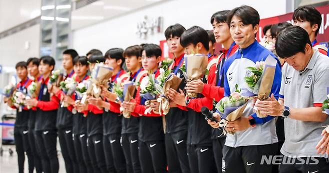 [인천공항=뉴시스] 정병혁 기자 = AFC U-17 아시안컵에서 준우승을 거둔 한국 17세 이하(U-17) 남자 축구 대표팀 변성환 감독이 4일 오전 인천국제공항 제2터미널을 통해 귀국해 열린 환영행사에서 인사말을 하고 있다. 2023.07.04. jhope@newsis.com