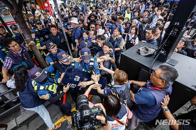 [서울=뉴시스] 정병혁 기자 = 16일 서울 용산구 남영역 인근에서 열린 공공운수노조 공동파업, 철도노조 총파업 승리 결의대회에서 상징의식 도중 철도노조 조합원과 경찰이 충돌하고 있다. 2023.09.16. jhope@newsis.com