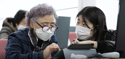 CJ올리브네트웍스가 지난 2022년 11월 서울의 60세 이상 노인 207명을 대상으로 ‘시니어 디지털 리터러시 교육’을 진행하는 모습. CJ올리브네트웍스 제공
