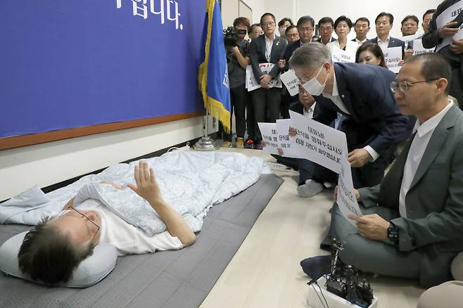 15일 국회 더불어민주당 대표실에서 의원들이 이재명 대표에게 단식 중단을 촉구하고 있다. ⓒ연합뉴스