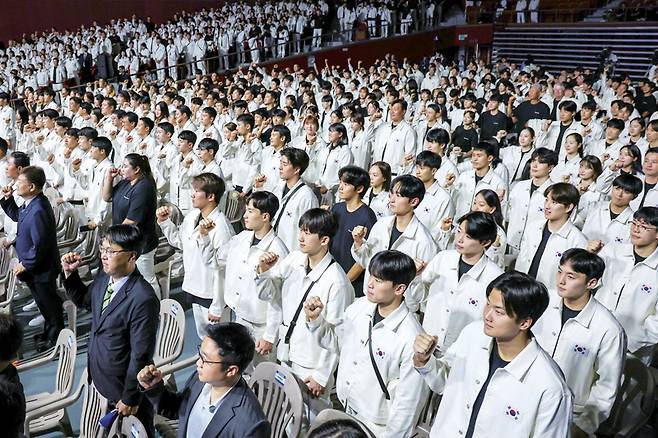 대한민국 항저우아시안게임 출전 선수단 등 참석자들이 9월12일 서울 송파구 올림픽공원 올림픽홀에서 열린 '제19회 항저우아시안게임 선수단 결단식'에서 파이팅을 외치고 있다. ⓒ뉴스1