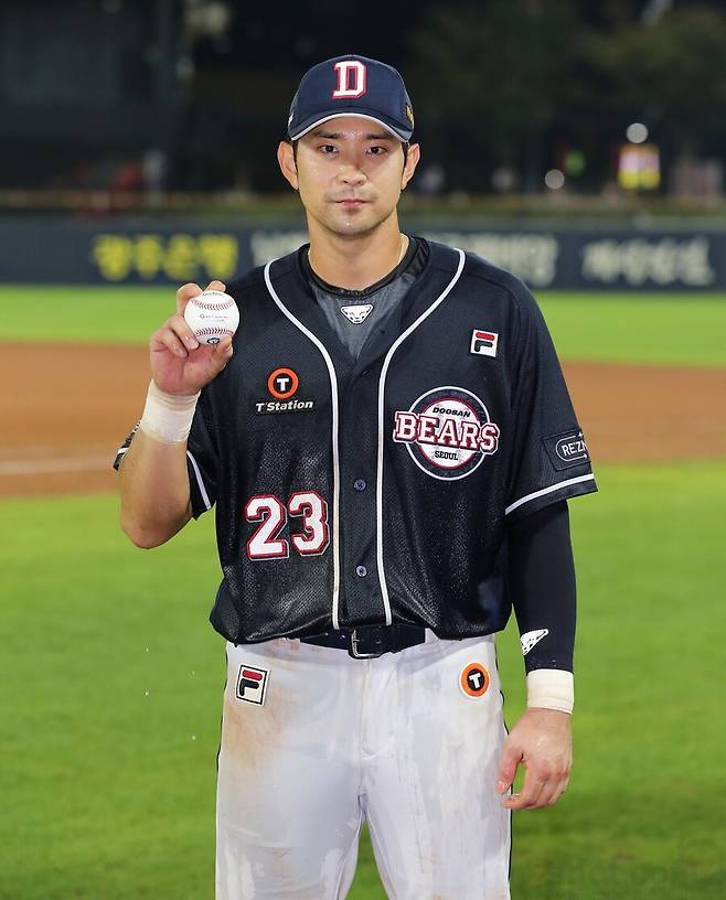 ▲ 리버스 사이클 기념구를 든 강승호 ⓒ 두산 베어스