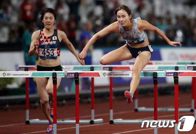 육상 여자 국가대표 정혜림이 26일 인도네시아 자카르타 겔로라 붕 카르노(GBK) 스타디움에서 열린 2018 자카르타 팔렘방 아시안게임 여자 육상 100m 허들 결승전에서 역주하고 있다. 2018.8.26/뉴스1 ⓒ News1 김명섭 기자