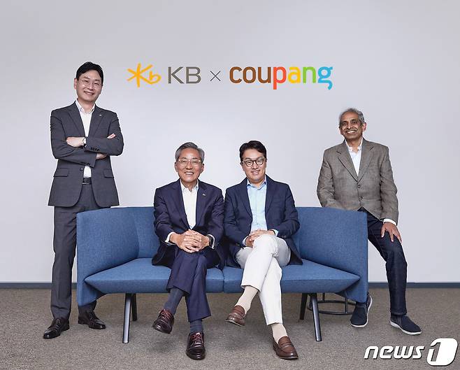 쿠팡이 KB국민카드와 손잡고 '쿠팡 와우 카드'를 론칭한다.(쿠팡제공)