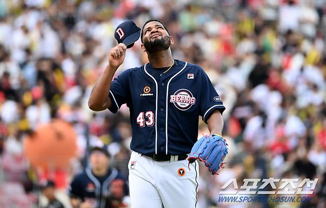 17일 광주KIA챔피언스필드에서 열린 두산과 KIA의 경기, 6회말 투구를 마친 두산 알칸타라가 더그아웃으로 향하고 있다. 광주=허상욱 기자wook@sportschosun.com/2023.09.17/