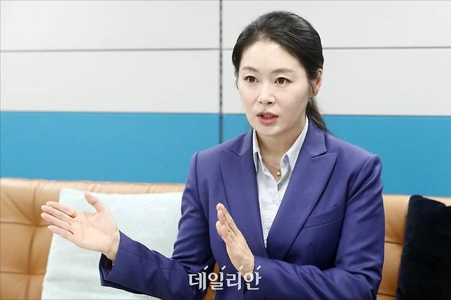 이경 더불어민주당 상근부대변인이 서울 여의도 더불어민주당 중앙당사에서 데일리안과 인터뷰를 하고 있다. ⓒ데일리안 홍금표 기자
