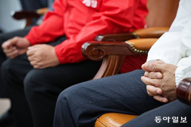 17일 김진선 서울 강서 병 당협위원장(왼쪽)과 김태우 전 강서구청장이 자리에 앉아 당선 결과를 기다리는 도중 손을 모으고 있다. 박형기 기자 oneshot@donga.com