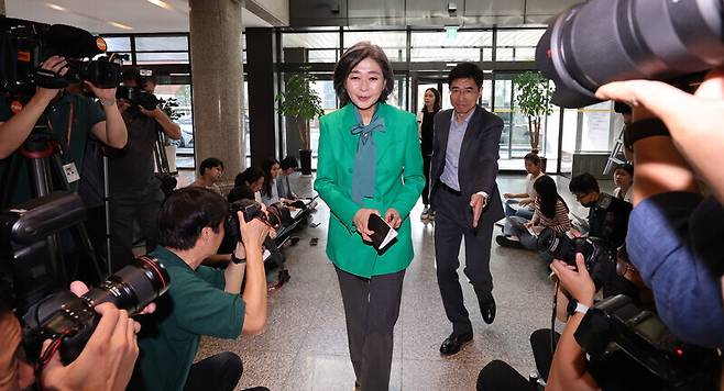 김행 여성가족부 장관 후보자가 14일 오전 서울 서대문구 한국청소년활동진흥원에 마련된 인사청문회 준비 사무실로 첫 출근하고 있다. 연합뉴스