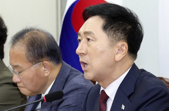 김기현 국민의힘 대표(오른쪽)가 14일 국회에서 열린 최고위원회의에서 발언하고 있다. 왼쪽은 윤재옥 원내대표. 강정현 기자