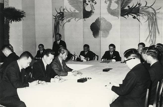 박정희 대통령(가운데)이 1969년 3월 청와대에서 경부고속도로 공사업자 회의를 주관하고 있다. [국가기록원]