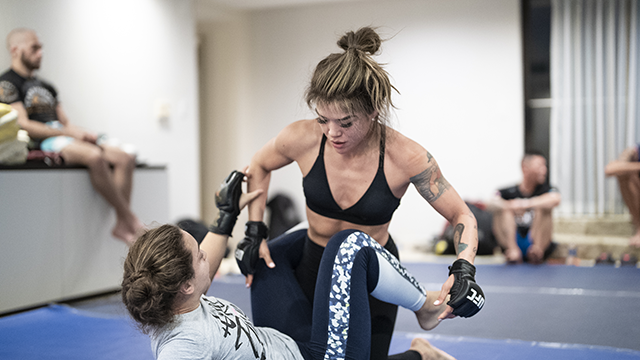 트레이시 코르테스가 9월15일 진지한 표정으로 UFC 파이트 나이트 227을 위한 그래플링 연습을 하고 있다. 사진=TKO