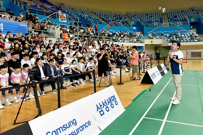 전영묵 삼성생명 대표가 16일 인천 남동체육관에서 열린 '2023 배드민턴 페스티벌' 개막식에서 개회사를 하고 있다./사진제공=삼성생명