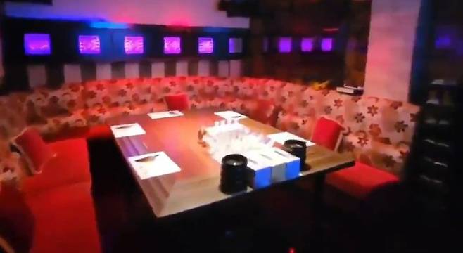 [서울=뉴시스] 서울경찰청 풍속범죄수사팀은 성매매처벌법(성매매알선) 및 직업안정법 위반 등 혐의를 받는 유흥주점 업주 19명·종업원 35명·속칭 '보도방' 업주 29명과 성매매처벌법(성매매) 위반 혐의를 받는 접객원 12명 등 총 95명을 검거했다고 17일 밝혔다. 사진은 성매매 알선이 이뤄진 유흥업소. (사진=서울경찰청 제공). 2023.09.17. photo@newsis.com *재판매 및 DB 금지