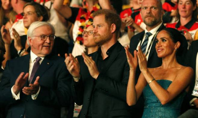 영국 해리 왕자(가운데)가 16일(현지시간) 독일 뒤셀도르프에서 열린 2023년도 인빅터스 게임 폐막식에 부인 메건 마클(오른쪽)과 함께 참석해 손뼉을 치고 있다. 왼쪽은 프랑크 발터 슈타인마이어 독일 대통령. AFP연합뉴스