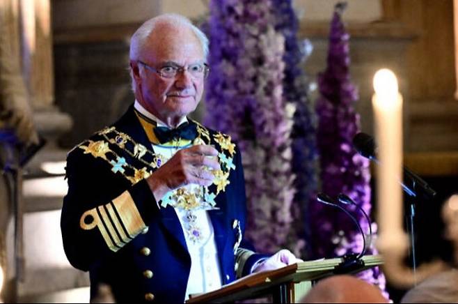칼 구스타프 16세 스웨덴 국왕이 15일(현지시간) 즉위 50주년을 기념해 열린 왕궁 만찬에서 참석자들한테 건배를 제의하고 있다. AP연합뉴스