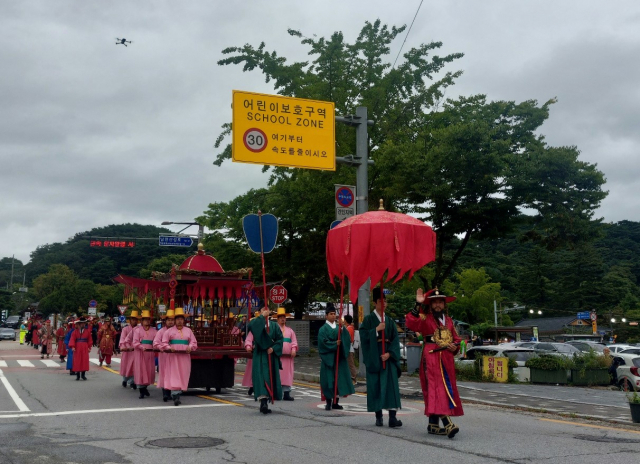 15일 오후 광주시 남문안로터리를 지나는 남한산성 문화제의 백미 어가행렬. 사진 = 손대선 기자