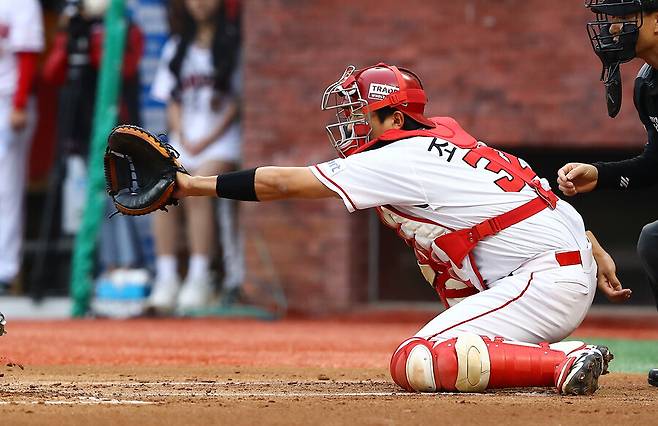 ▲ 조형우는 수비 기본기가 또래보다 잘 갖춰져 있다는 평가로 향후 SSG의 안방을 책임질 적임자로 뽑힌다 ⓒSSG랜더스