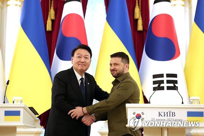 악수하는 한-우크라이나 정상 (키이우=연합뉴스) 임헌정 기자 = 윤석열 대통령과 볼로디미르 젤렌스키 우크라이나 대통령이 지난 7월 15일(현지시간) 우크라이나 수도 키이우의 대통령 관저인 마린스키궁에서 한-우크라이나 정상회담 공동 언론발표를 마친 뒤 악수하고 있다. 2023.7.16 [대통령실 제공. 재판매 및 DB 금지] kane@yna.co.kr