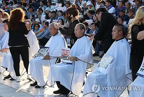 새만금 예산 삭감 규탄 삭발식 [연합뉴스 자료사진]