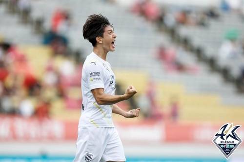 골세리머리를 펼치는 전남 수비수 유지하 [한국프로축구연맹 제공. 재판매 및 DB금지]