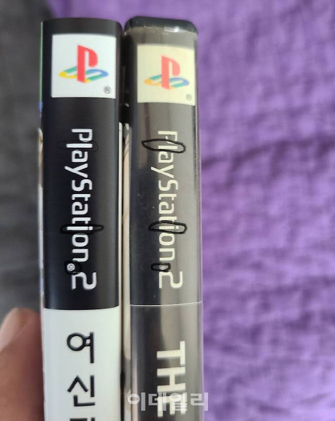 PS2 고전게임 밀봉품 가품(왼쪽)과 정품(오른쪽). 영문 i 로고 폰트가 미묘하게 다르다. (사진=온라인 커뮤니티 갈무리)