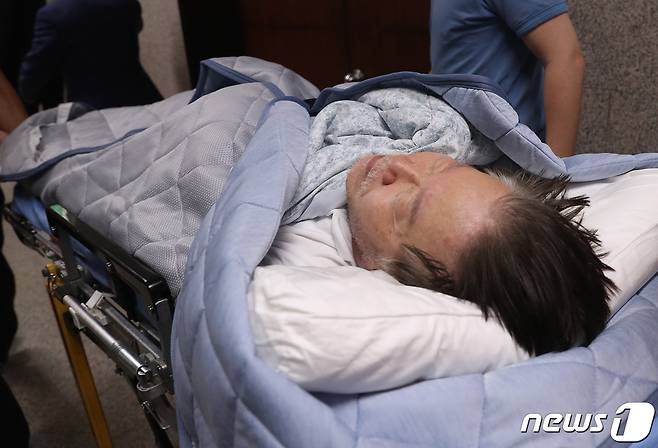 단식 19일차인 이재명 더불어민주당 대표가 18일 오전 서울 여의도 국회 당 대표실에서 119 구급대에 의해 병원으로 이송되고 있다. 2023.9.18/뉴스1 ⓒ News1 임세영 기자