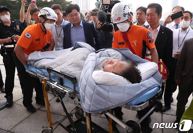 단식 19일차인 이재명 더불어민주당 대표가 18일 오전 서울 여의도 국회 당 대표실에서 119 구급대에 의해 병원으로 이송되고 있다. 2023.9.18/뉴스1 ⓒ News1 임세영 기자