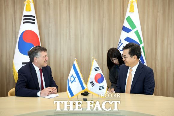 18일 김동연 경기도지사가 아키바 토르(Akiva Tor) 주한 이스라엘 대사를 만나 경기도와 이스라엘 간 혁신산업 발전과 새싹기업(스타트업) 간 교류 협력 방안에 대한 의견을 나누고 있다./경기도