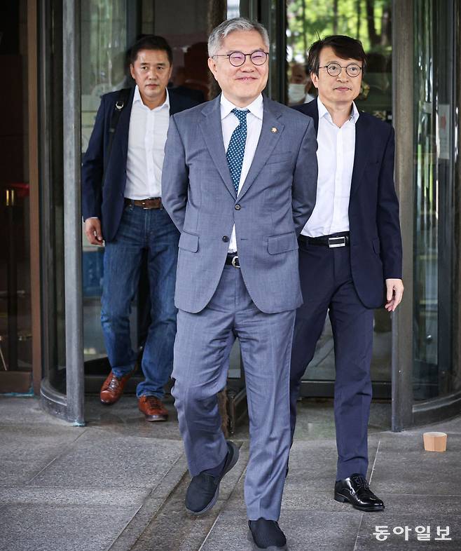 18일 최강욱 의원이 상고심 선고 공판에서 징역 8개월에 집행유예 2년을 선고받은 뒤 뒷짐을 진 채 법정을 나서고 있다. 박형기 기자 oneshot@donga.com