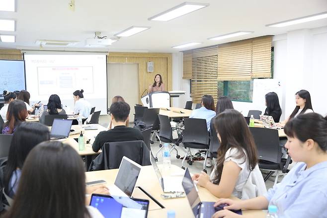 강보영 동아방송예술대 엔터테인먼트경영과 교수가 지난 13일 오후 디자인센터 315호에서 전공심화 과정으로 ‘문화예술마케팅학과’를 선택한 학생들을 대상으로 영상마케팅커뮤니케이션 수업을 진행하고 있다.