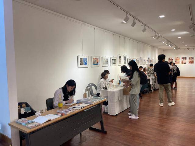 지난 16일 서울 마포구 마포아트센터에서 열린 제1회 냥냥북페어를 찾은 시민들이 부스를 돌아다니며 구경하고 있다. 북페어와 동시에 벽면에는 고양이를 주제로 한 사진과 일러스트 전시가 진행되어 한층 볼거리를 더했다. 이혜미 기자