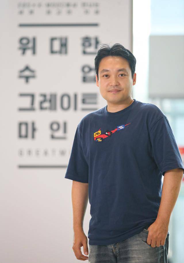 허성호 CP는 시즌1부터 EBS '위대한 수업'을 제작해 왔다. 허 CP는 대학시절 배드민턴으로 우연히 인연이 된 국제정치학의 대가 비노드 아가왈 교수의 도움으로 섭외의 비법을 배우고, 또 다른 석학들도 소개받았다. EBS 제공