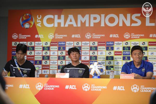 18일 2023~24시즌 AFC ACL 조별 리그 G조 1차전 요코하마 F.마리노스와의 경기를 앞두고 열린 공식 기자회견에 참석한 조성환 인천 감독(중앙)과 이명주(오른쪽)의 모습. 사진=인천
