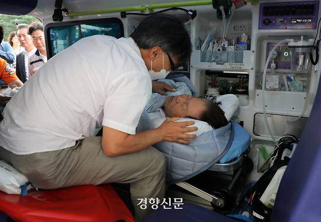 단식 19일째인 더불어민주당 이재명 대표가 18일 오전 국회에서 119구급차로 병원으로 후송되고 있다. 박민규 선임기자