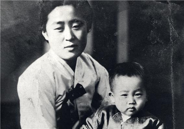 이동원 지구촌교회 원로목사가 1947년 어머니 이봉후 권사와 함께 찍은 사진.