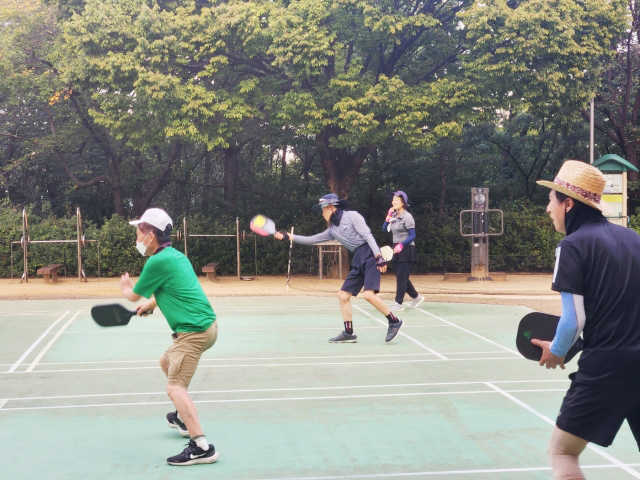 지난 11일 대구 수성구 야시골공원에서 수성구 피클볼연맹 소속 라온클럽 회원들이 복식 경기를 진행하고 있다.