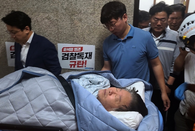 단식 중이던 더불어민주당 이재명 대표가 18일 건강이 악화돼 국회에서 병원으로 후송되고 있다. 연합뉴스