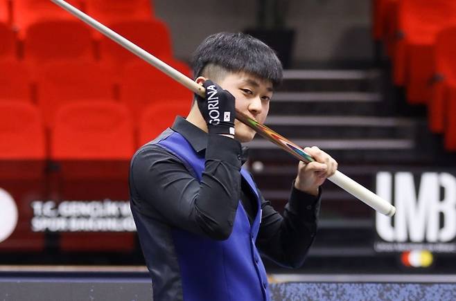 오명규가 우승을 확정지은 후 큐에 입맞춤하며 챔피언 세리모니를 하고 있다. (사진=파이브앤식스)