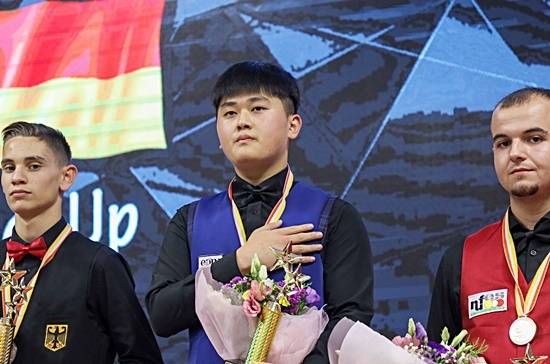 시상식에서 오명규가 애국가가 울려퍼지자 가슴에 손을 얻고 예를 표하고 있다. (사진=파이브앤식스)