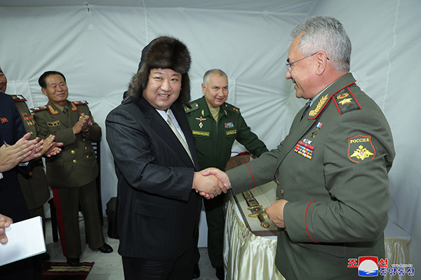 North Korean leader Kim Jong-un, left, shakes hands with Russian Defense Minister Sergei Shoigu, on Sep. 17 (local). [Photo by Yonhap]