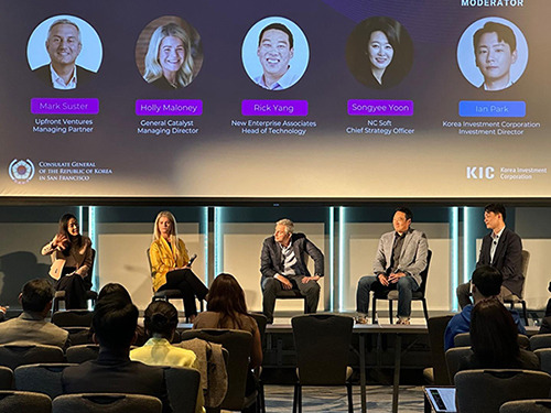 Yoon Songyee, CEO of NCSOFT West (left), is making a presentation at the Tech Investment Outlook Forum at the Grand Hyatt at SFO in Silicon Valley, U.S. on Sep. 15 (local). [Photo by Yonhap]